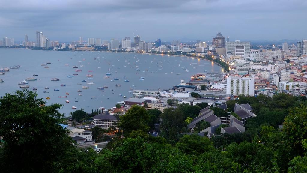 Peak Tower In Phatumnak Pattaya Exterior foto